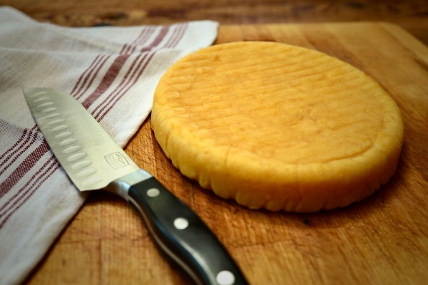 Больше не покупаем в магазине – рецепт домашнего твердого сыра из молока