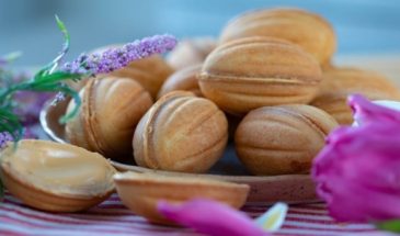 Орешки со сгущенкой: любимое лакомство с детства (видео)