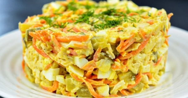 Салат с куриным филе и яйцом