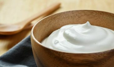 Диетолог Соломатина рассказала, как выбрать полезную сметану