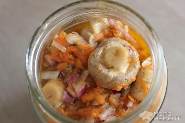 Рецепт: Маринованные шампиньоны с овощами - с красным луком и морковью