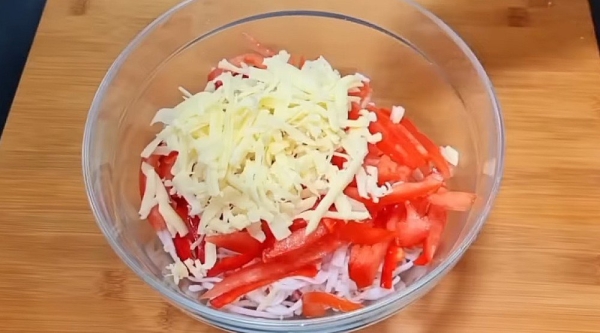 Салат с крабовыми палочками и томатами