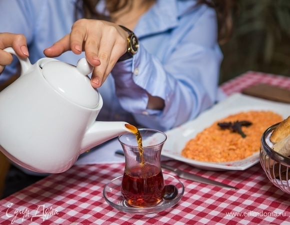 Почему пить чай во время еды — вредно?