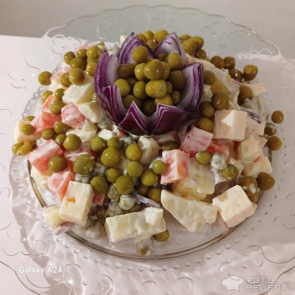 Рецепт: Салат «Оливье оригинальный» с сыром — Оригинальный вкус любимого новогоднего салата, новые рецепты к Новому году!