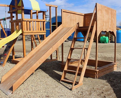 Современное обустройство детских площадок. Горки для катания деревянные и металлические