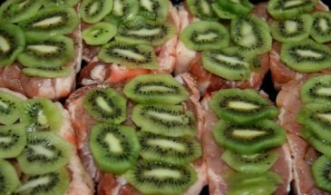Свинина с киви в духовке
