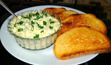 Вкуснейшая намазка на хлеб. Готовиться быстро: универсальный рецепт за 10 минут