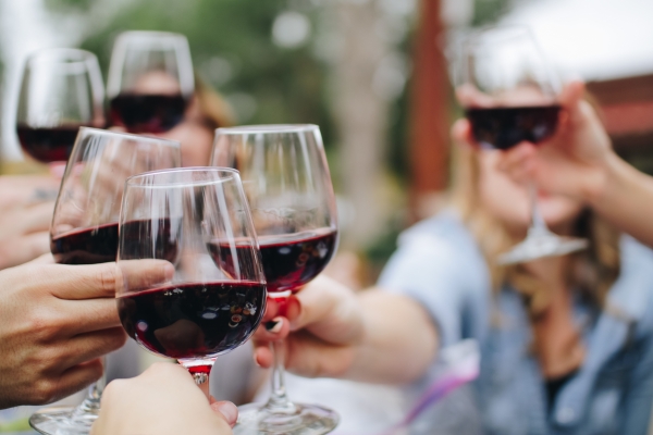 Гости будут удовлетворены: как приготовить сухое красное вино