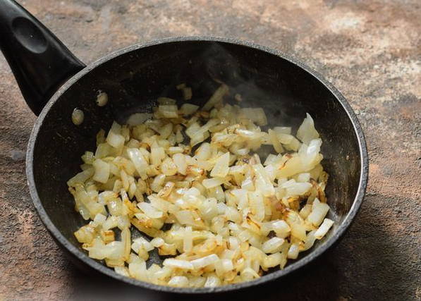 Солянка с колбасой, солеными огурцами и картошкой классическая