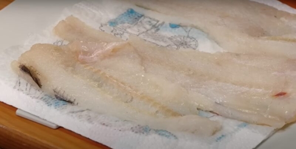 Как сделать любую рыбу сочной. Рецепт жареного минтая и вкусного соуса для рыбы