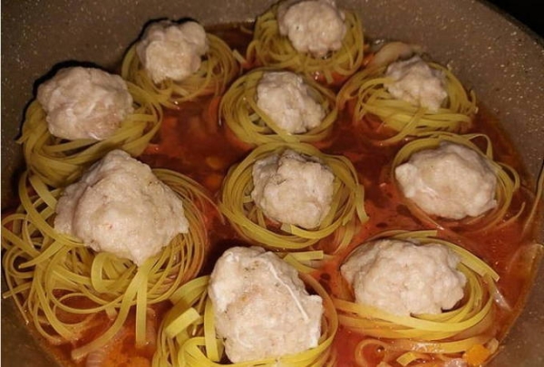 Макаронные гнезда с фаршем на сковороде