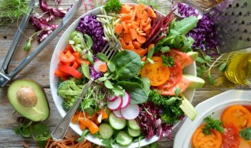 Успейте приготовить, пока длится сезон: рецепты салата из редиса