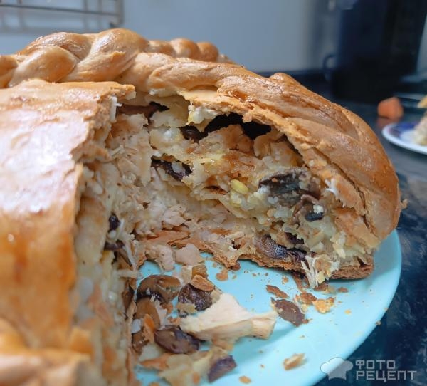Рецепт: Слоеный пирог с грибами, луком, курицей, рисом — В духовке