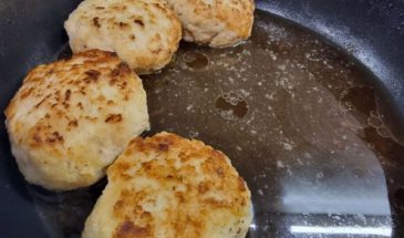 Суперсочные котлеты за полчаса и без мясорубки: один неожиданный продукт сделает их нежнее нежного