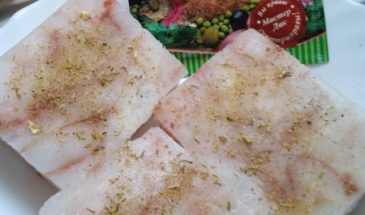 Рецепт: Треска запеченная с картофелем — Под сырной корочкой с помидорами и чесночными стрелками