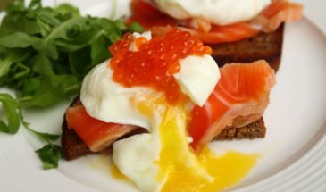Побалуйте себя ресторанным завтраком дома: рецепт тостов с яйцом пашот
