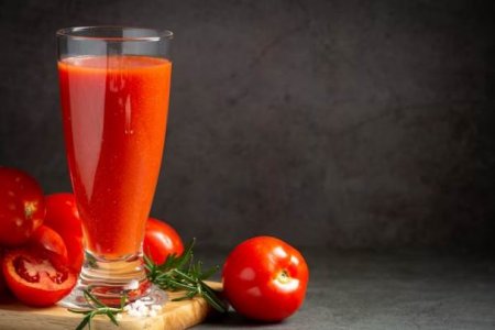Медики объяснили, почему в жару лучше всего пить томатный сок