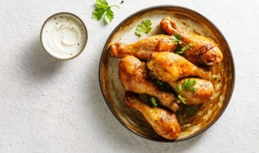 На мангале, в духовке и на сковороде: 3 способа приготовления куриных голеней на любой вкус