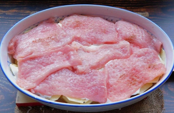 Картофельная запеканка со свининой под сыром