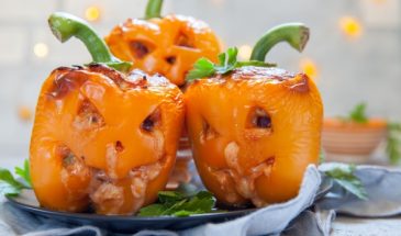 Как удивить гостей на Хэллоуин: идеи атмосферных блюд с куриным фаршем