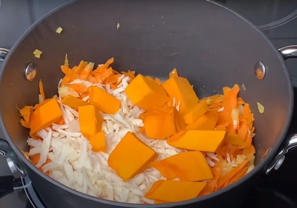 Бархатный суп из тыквы: готовлю всю осень. Вкусный рецепт из простых продуктов за 30 минут