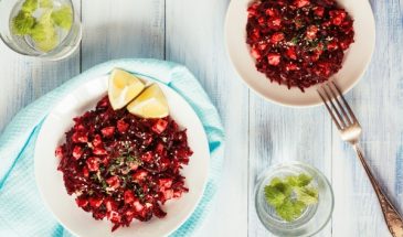 Пальчики оближешь: приготовьте идеальный винегрет с селедкой и зеленым горошком