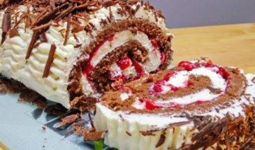 Невероятная вкуснятина на десерт: как приготовить бисквитный рулет «Черный лес»