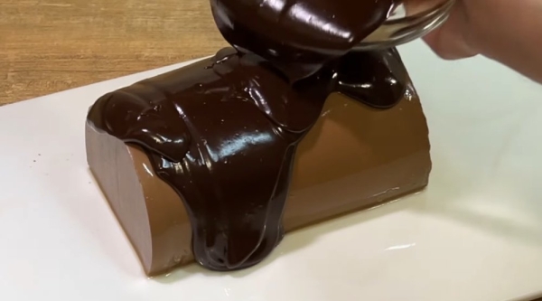 Шоколадный муссовый десерт в бутылке