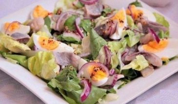 Хрустящий салат с яйцами: рецепт вкусного блюда