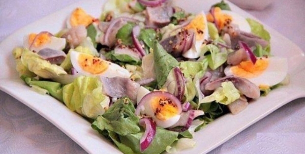 Хрустящий салат с яйцами: рецепт вкусного блюда