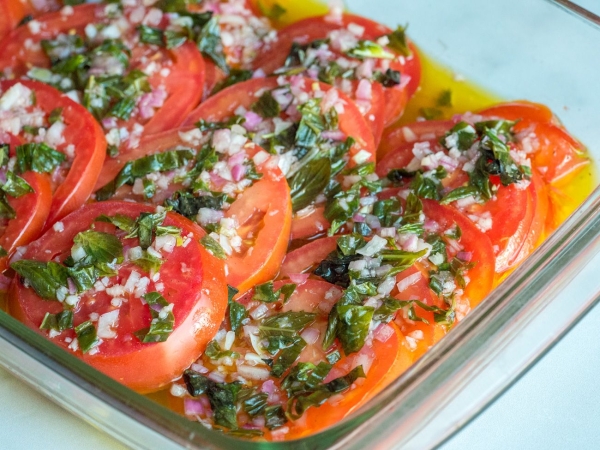 Идеальное дополнение к шашлыку: маринованный салат из помидоров за 5 минут