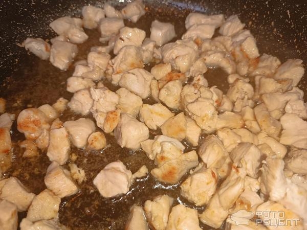 Рецепт: Фаршированные перцы куриной грудкой - В духовке, под беконом