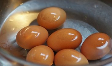 Не всегда знают даже опытные хозяйки: зачем прокалывать яйца перед варкой