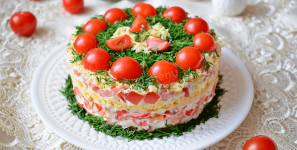 Салат с крабовыми палочками, помидорами и перцем: пошаговый рецепт