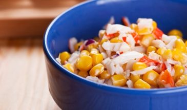 Главный герой каждого праздничного стола: как сделать идеальный классический крабовый салат