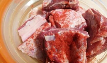 Рецепт: Ребрышки в духовке с картофелем — , луком и морковью