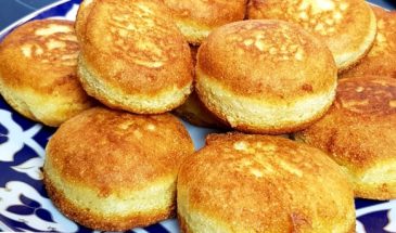 Просто перемешайте кефир с манкой. Даже родные удивились: пышнее этих оладушек я еще не пробовала