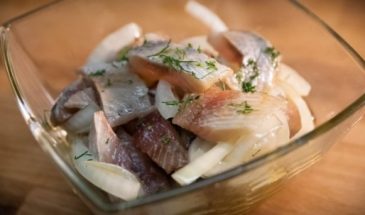 Полезные лайфхаки: как выбрать вкусную сельдь для салата и правильно ее почистить