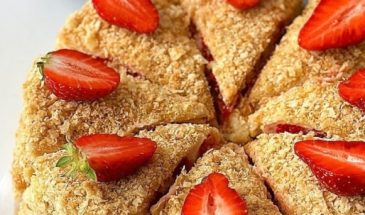 Ленивый «Наполеон» с клубникой: как приготовить любимый десерт по-новому