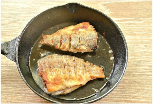 Жареная рыба на сковороде