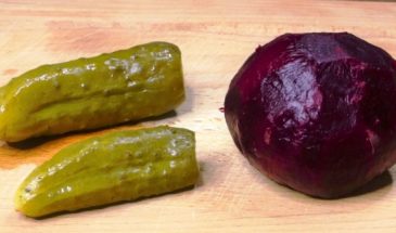 Просто пожарьте свеклу и солёный огурец. Закусочный салат из свеклы: так вкусно, что хочется готовить его каждый день