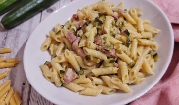 Очень вкусное блюдо из самых простых продуктов: рецепт пасты с беконом и цуккини