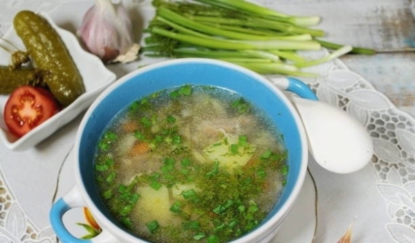 Рассольник с перловкой и солеными огурцами классический