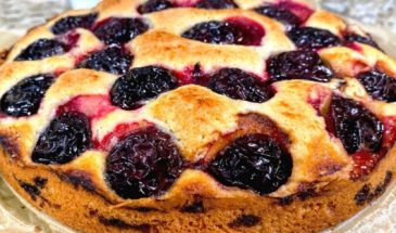 Готовьте этот пирог, пока слива на рынке ещё за копейки. Рецепт вкусной выпечки со сливами