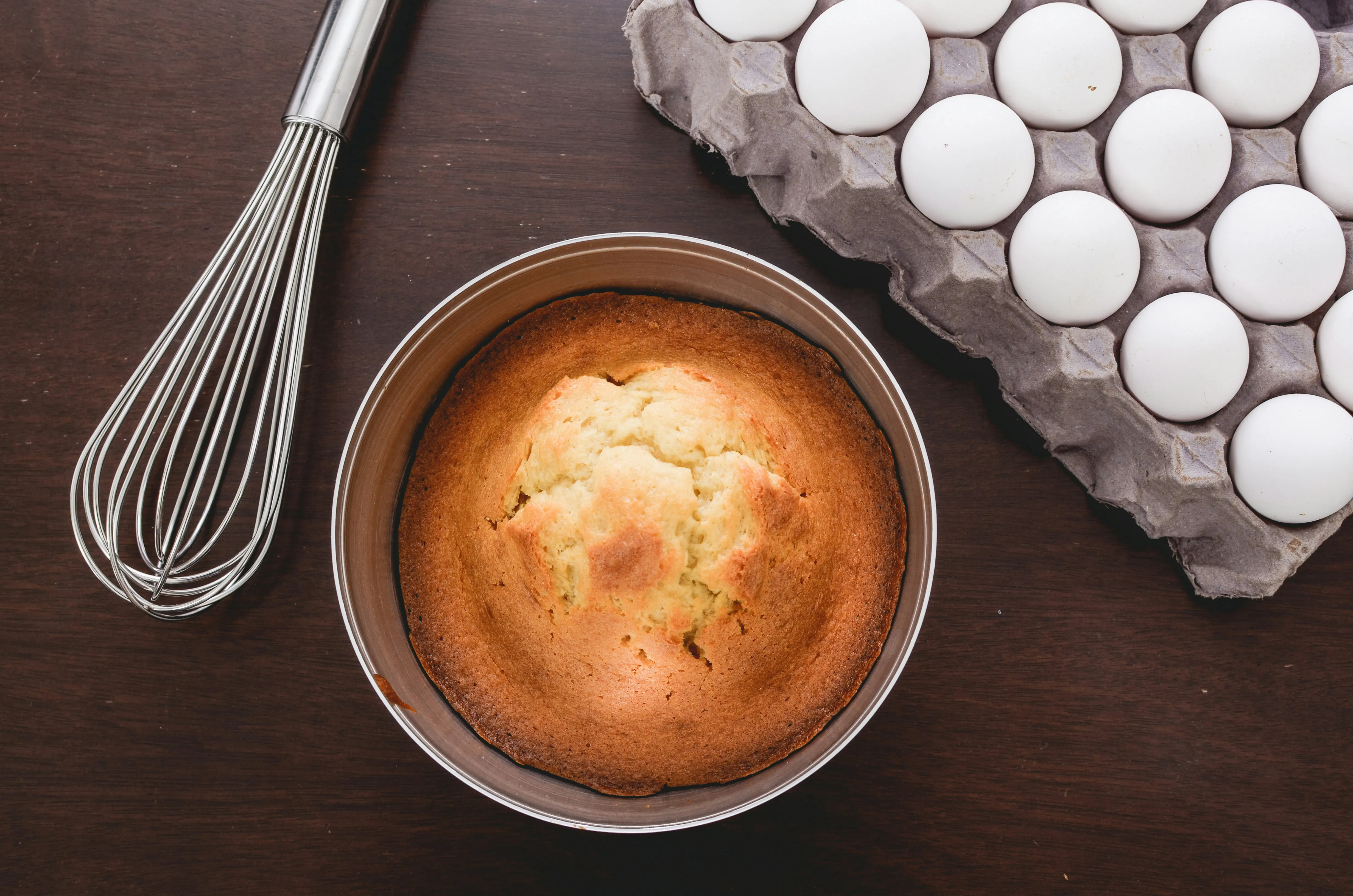 Сколько по времени выпекать бисквит. Бисквит без миксера. Выпечка с яйцом. Бисквит в съемной форме. Яйца в выпечке приготовление.