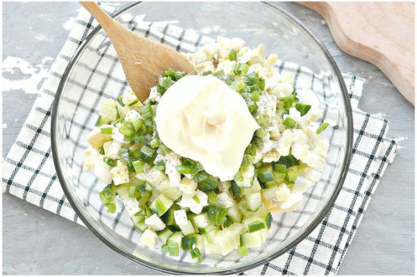 Салат с тунцом, яйцом и огурцом