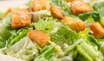 С вкусной заправкой: как приготовить салат Цезарь по классическому рецепту