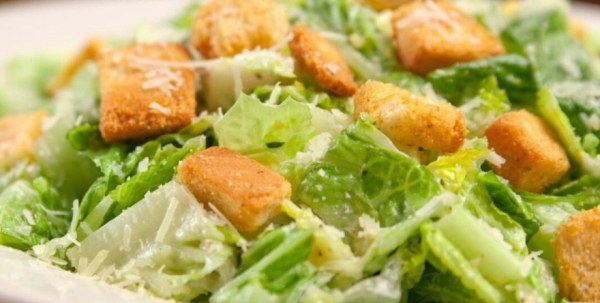 С вкусной заправкой: как приготовить салат Цезарь по классическому рецепту
