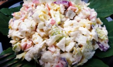 Без капусты и риса. Новый рецепт салата с крабовыми палочками — нежнее и вкуснее не бывает