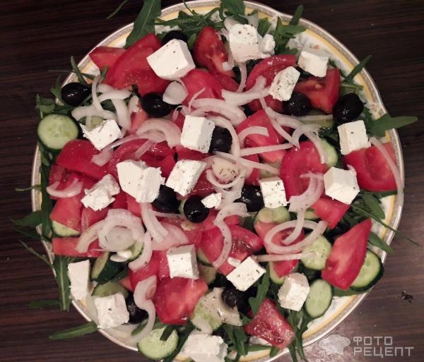 Рецепт: Салат с руколой — С фетаксой, оливками, огурцом и лимонным соком